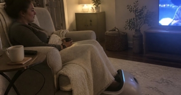 Fußmassagegerät unter dem Sessel im Wohnzimmer