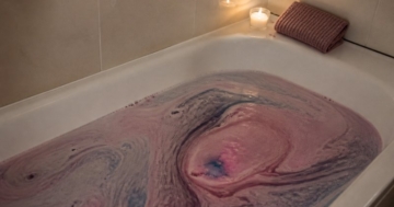 Badekugel löst sich in der Badewanne auf