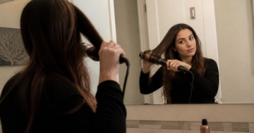 Warmluftbürste beim Stylen der Haare