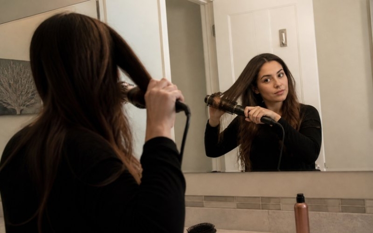 Warmluftbürste beim Stylen der Haare