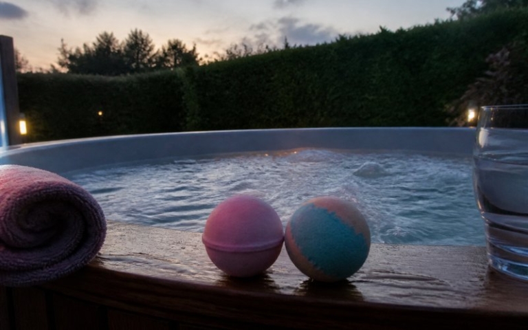 Badekugeln am Rand eines Whirlpools